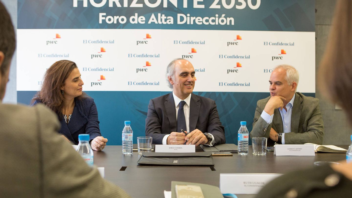 María Sanchiz, socia responsable de Empresa Familiar de PwC; Jorge Cosmen, presidente de Alsa; y Alberto Artero, director general de El Confidencial.