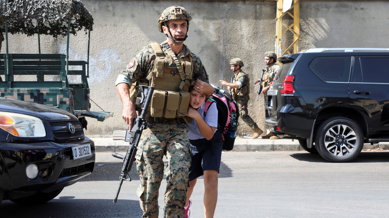 Un soldado libanés pone a una niña a salvo en Beirut. (Reuters)