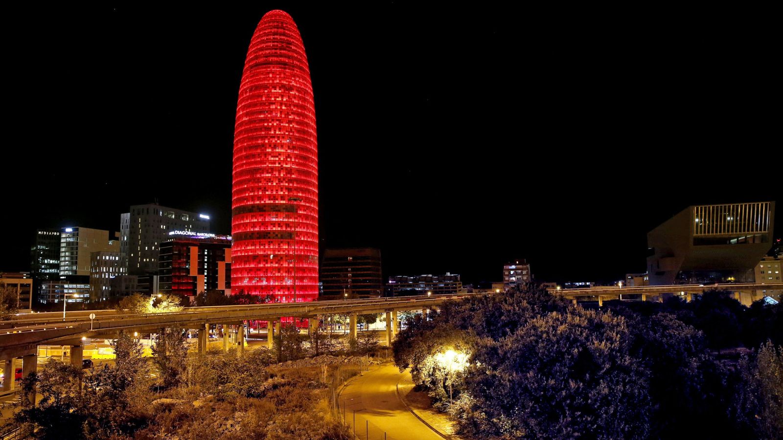 Foto: La Torre Agbar de Barcelona, iluminada de rojo. (EFE)