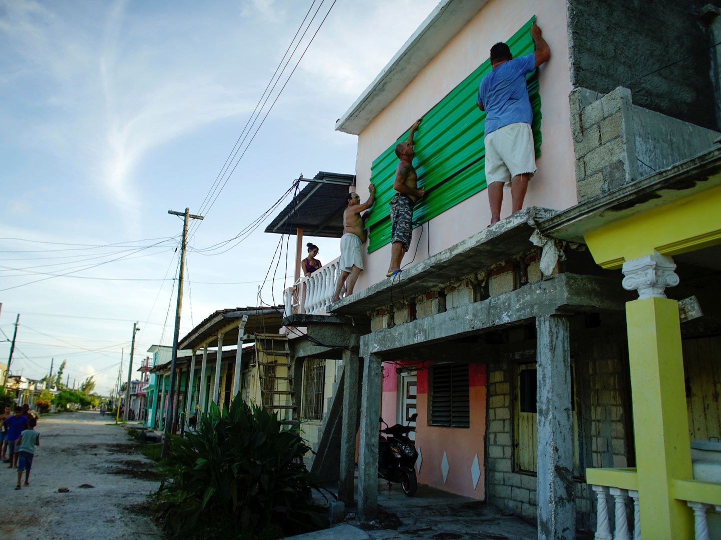 Un grupo de personas protege sus ventanas antes de la llegada de Irma en Caibarién, Cuba. (Reuters)