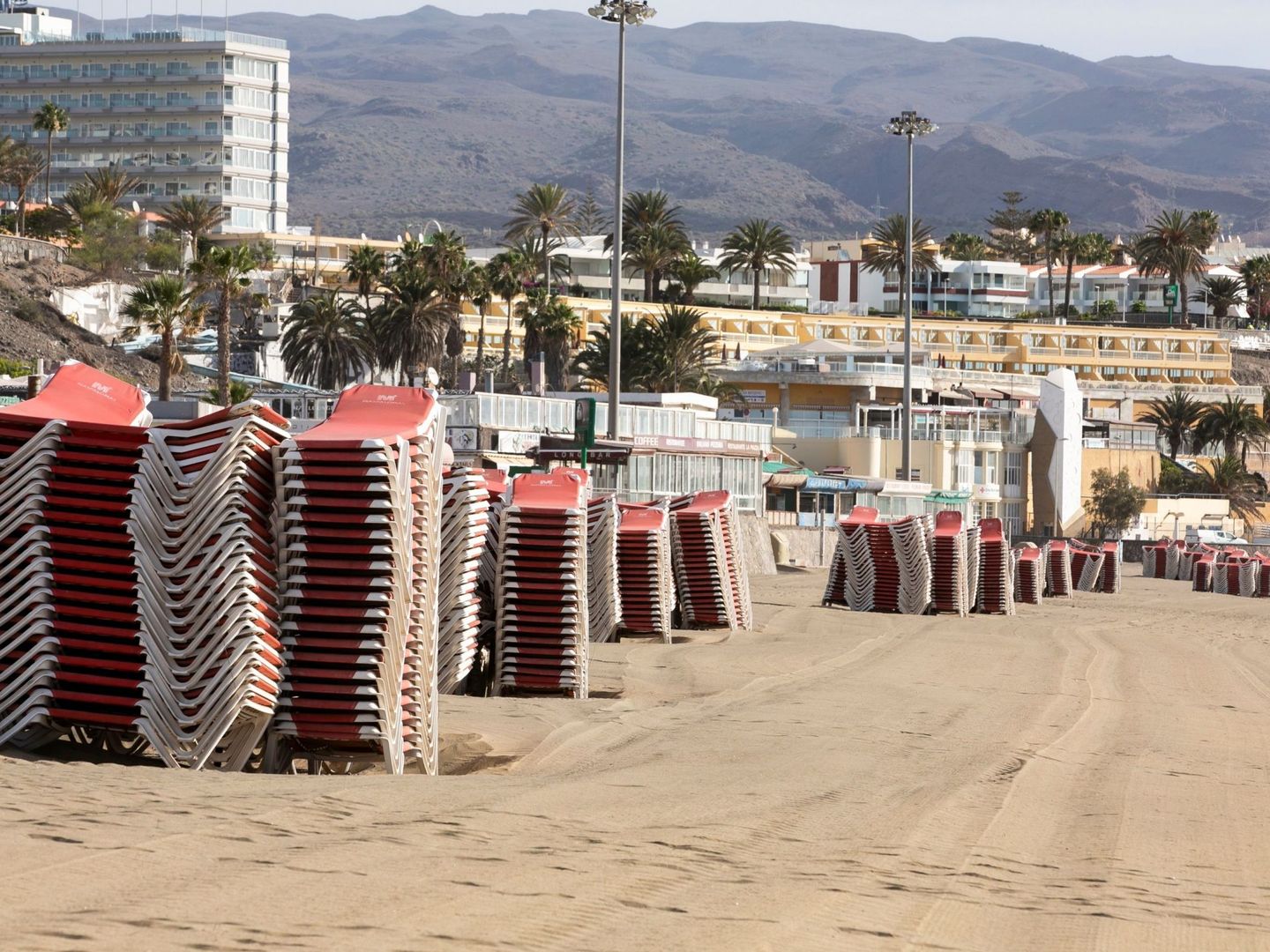Hamacas amontonadas en la Playa del Inglés (Gran Canaria) durante la crisis del covid. (EFE)