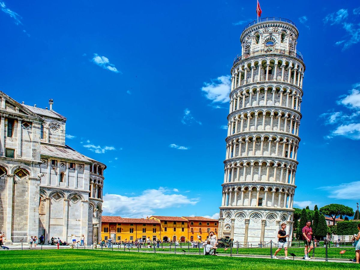 Foto: La Torre de Pisa podría enderezarse, pero nos gusta más así, al natural (Andrea Cevenini para Unsplash)