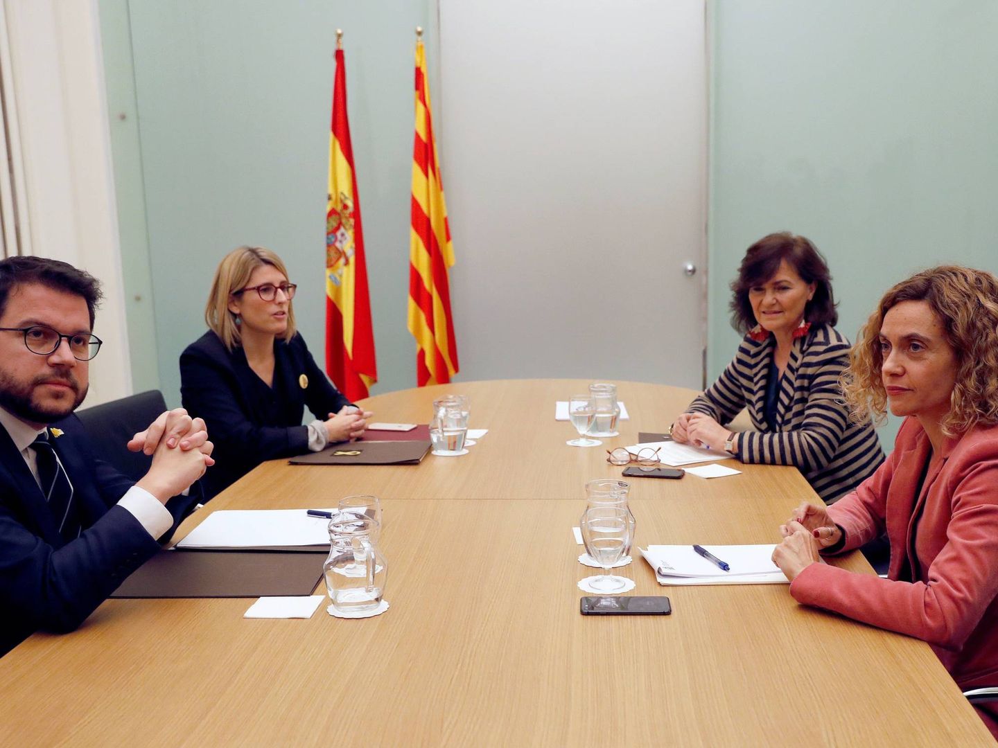 Pere Aragonès, Elsa Artadi, Carmen Calvo y Meritxell Batet durante su reunión en Barcelona. (EFE)
