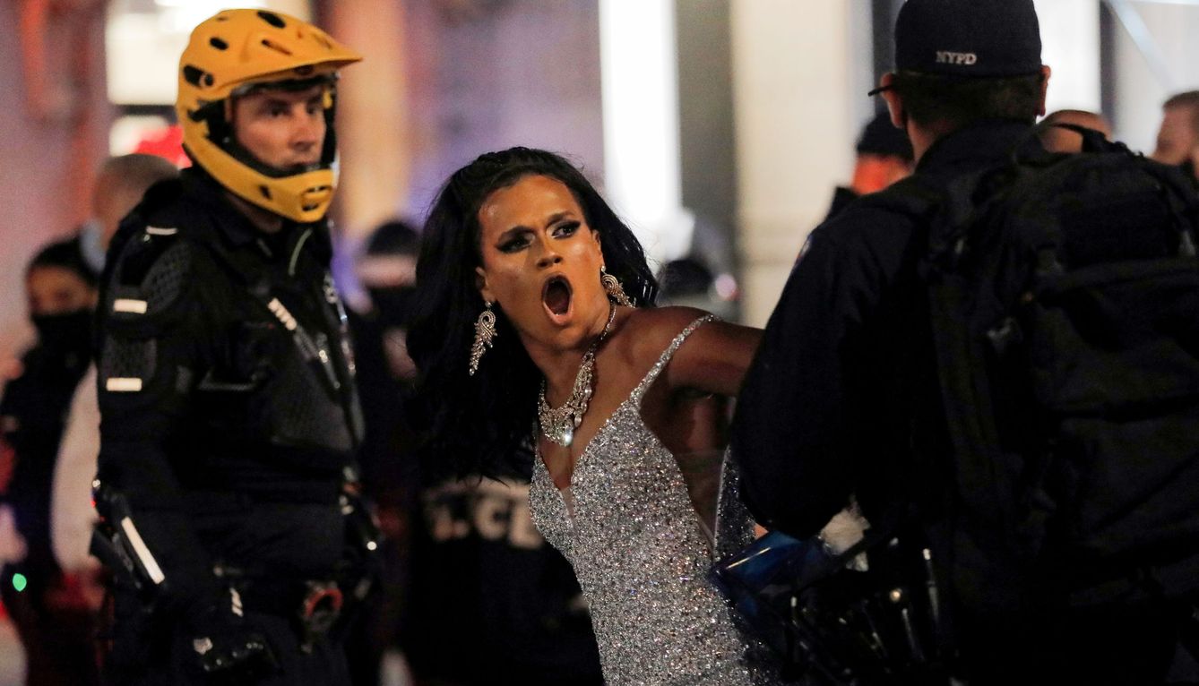 Una mujer es detenida en Manhattan durante las protestas. (Reuters)