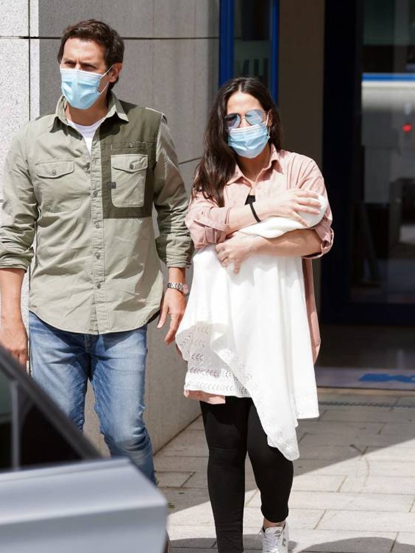 Albert Rivera y Malú, saliendo del hospital tras nacer su hija Lucía. (Cordon Press)