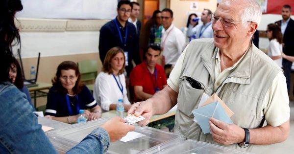 Foto: Josep Borrell vota en su colegio electoral. EFE