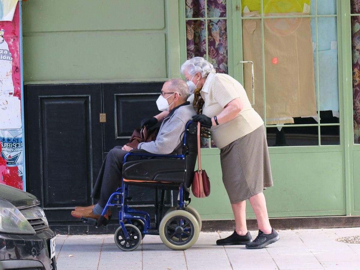 Foto:  Una pareja disfruta de un paseo por una calle de Granada en verano. (EFE) 