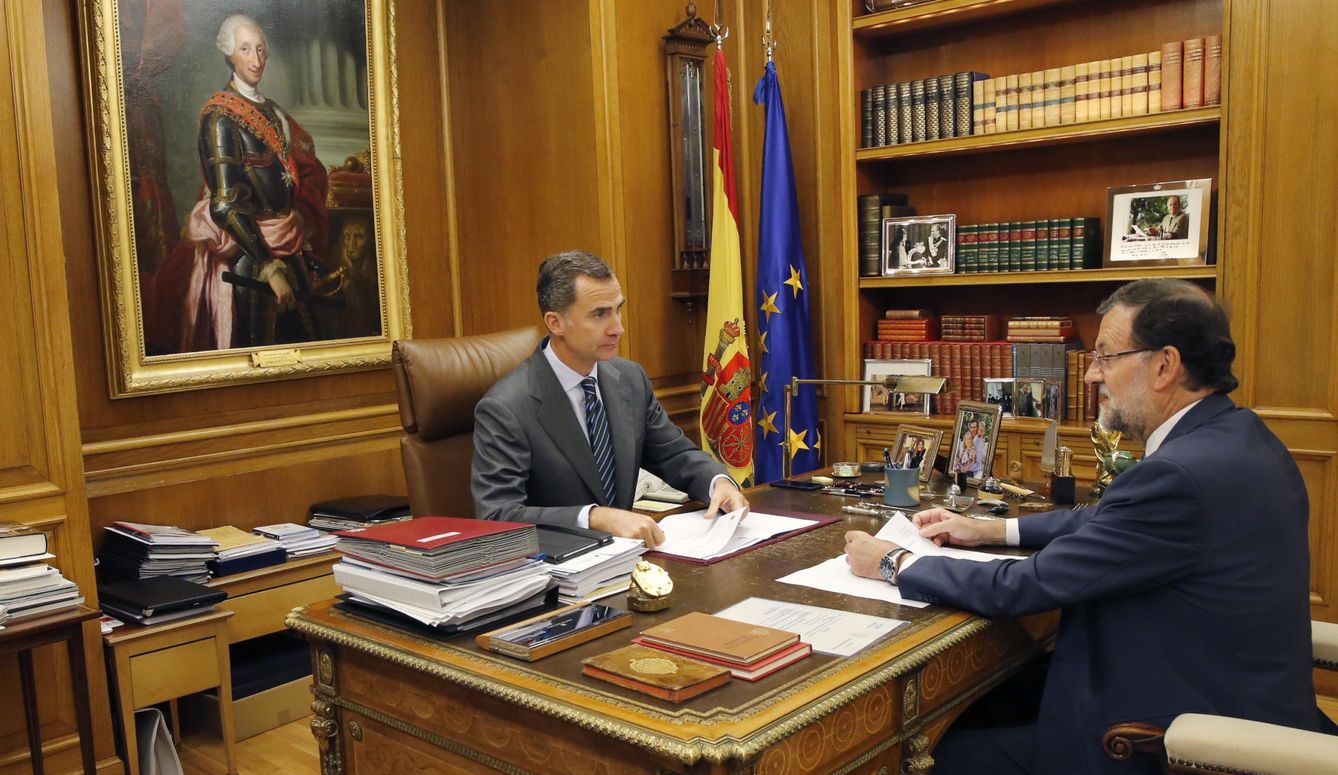 Felipe VI y Mariano Rajoy, en La Zarzuela tras la resolución independentista catalana. (EFE)