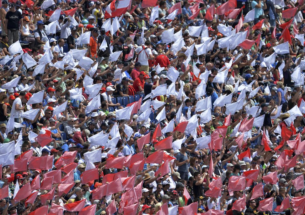 Foto: Aficionados con banderas rojas y blancas en el Gran Premio de Austria de Fórmula 1. (AP)