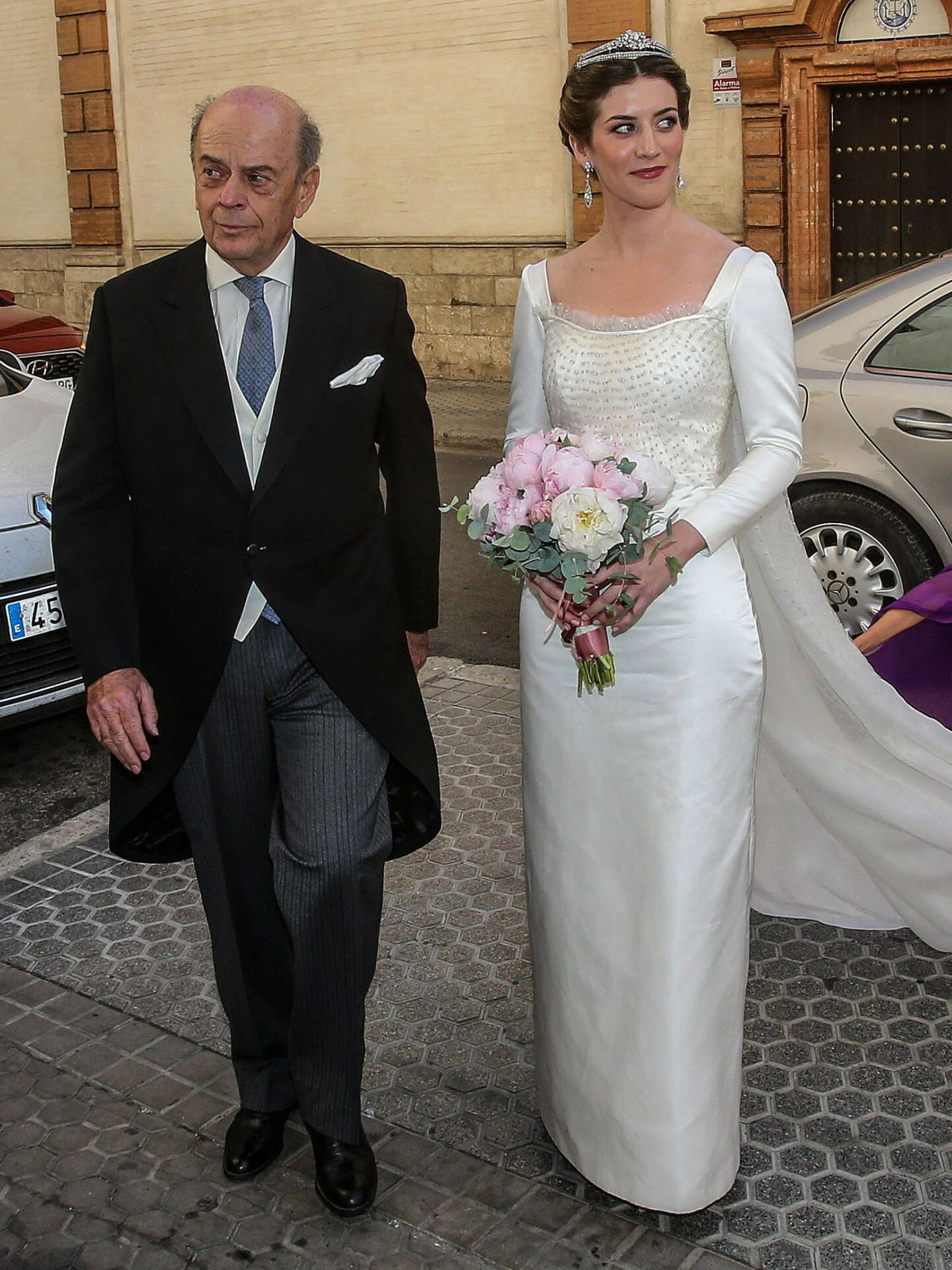 La novia, radiante, junto a su padre. (Sevilla Press)