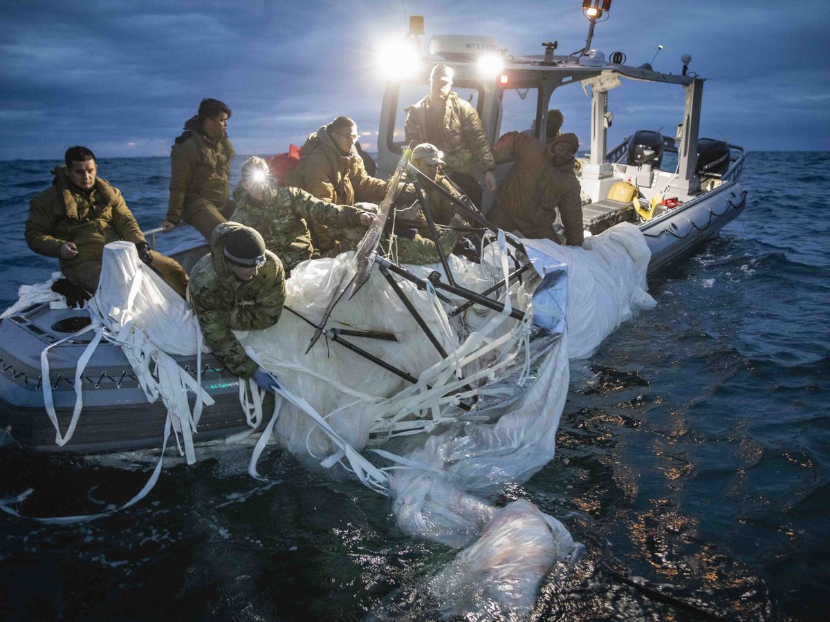 Foto: Marineros recuperan los restos del globo chino derribado  en aguas próximas a Carolina del Sur. (EFE/Armada de EEUU)