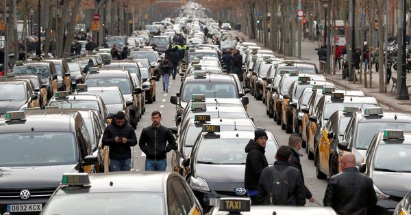 Foto: Los taxistas colapsan la Gran Vía de Barcelona. (EFE)