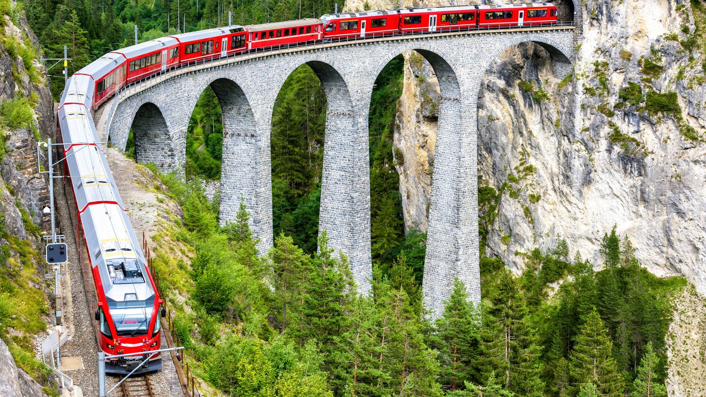 El Swiss Rhaetian Railway pasando el Viaducto de Landwater en Filisur.