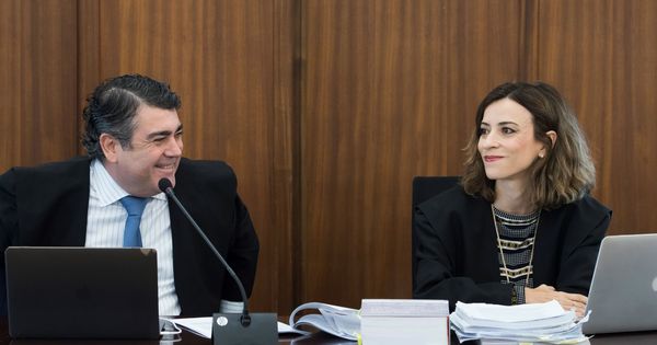 Foto: Los abogados del PP-A, Luis García Navarro (i), y Lourdes Fuster. (EFE)