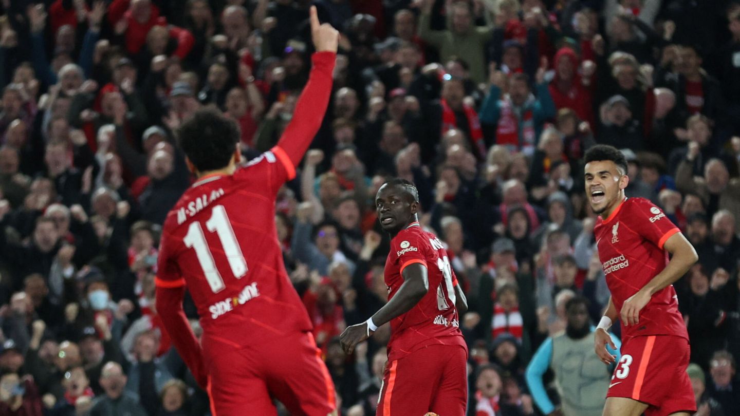 Salah y Mané celebran el segundo gol del Liverpool. (Reuters/Phil Noble)