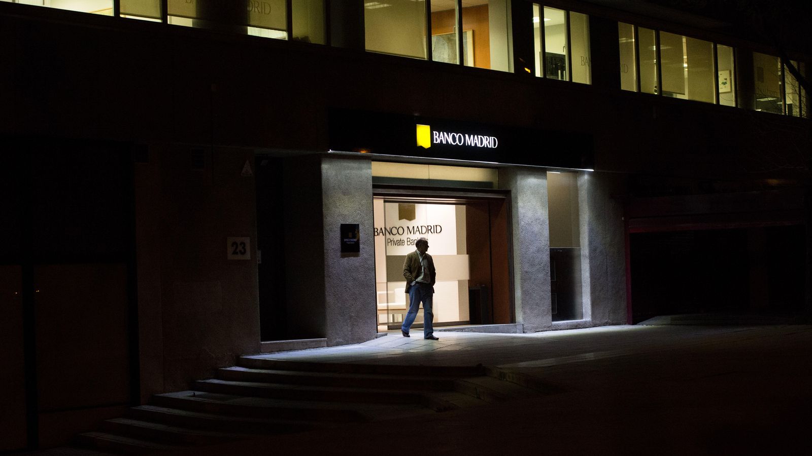 Foto: La entrada a la sede principal de Banco Madrid. (P. López Learte)