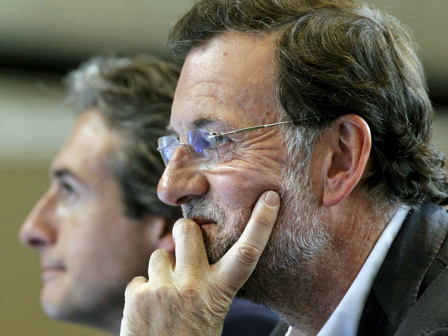 El presidente del PP, Mariano Rajoy (d), junto a Íñigo de la Serna (i), ministro de Fomento