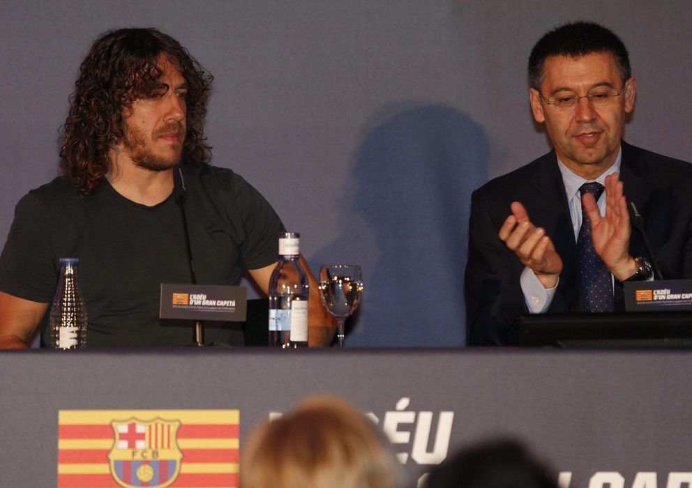 Foto: Carles Puyol, junto a Josep María Bartomeu (EFE)