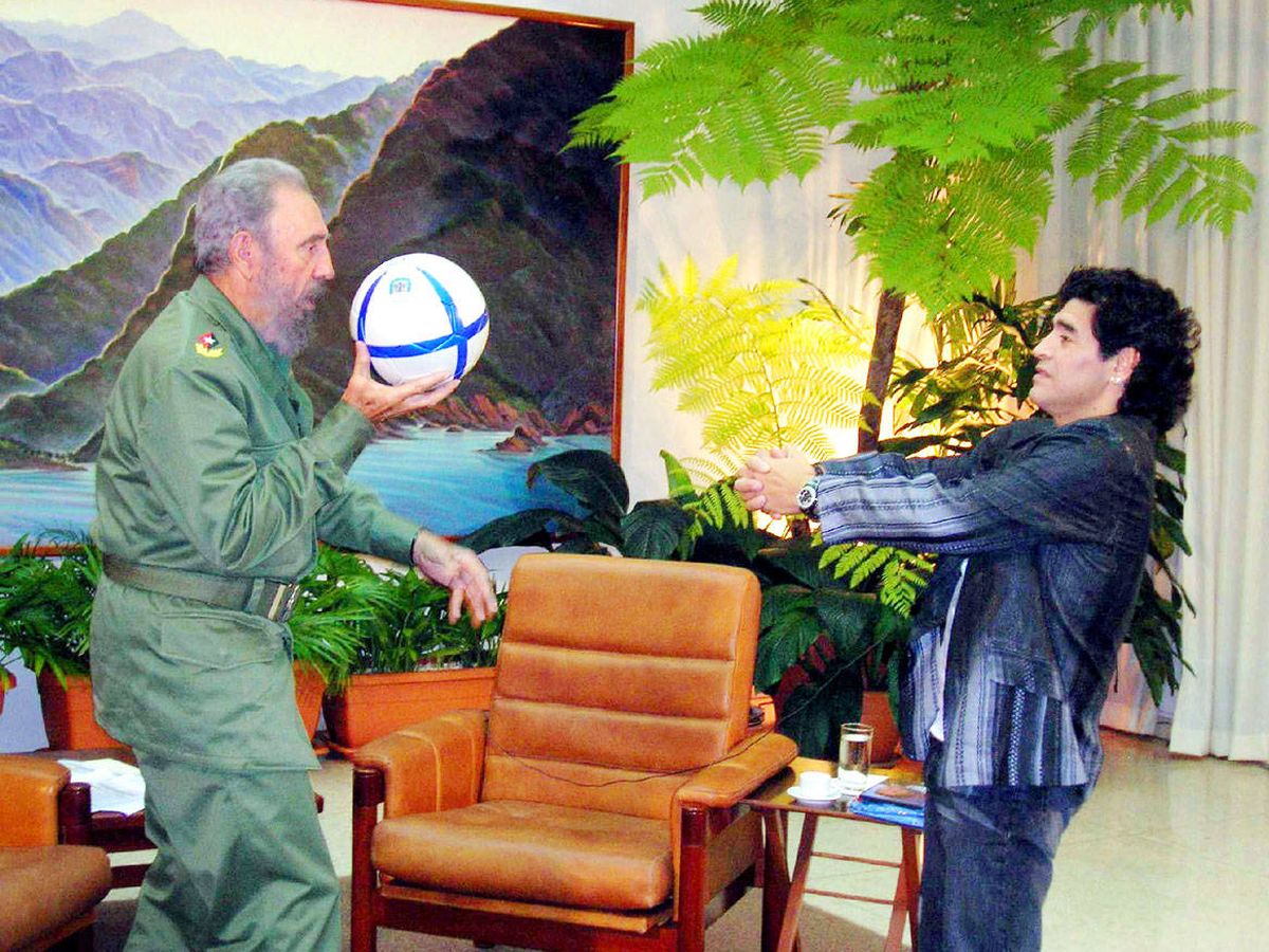 Foto: Maradona y Fidel Castro, gran amigo y confidente. (Reuters)