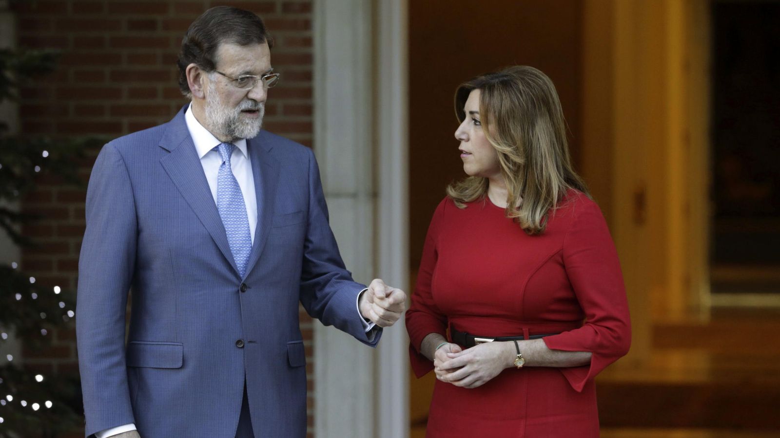 Foto:  El presidente del Gobierno en funciones, Mariano Rajoy (i), conversa con la presidenta de Andalucía, Susana Díaz.