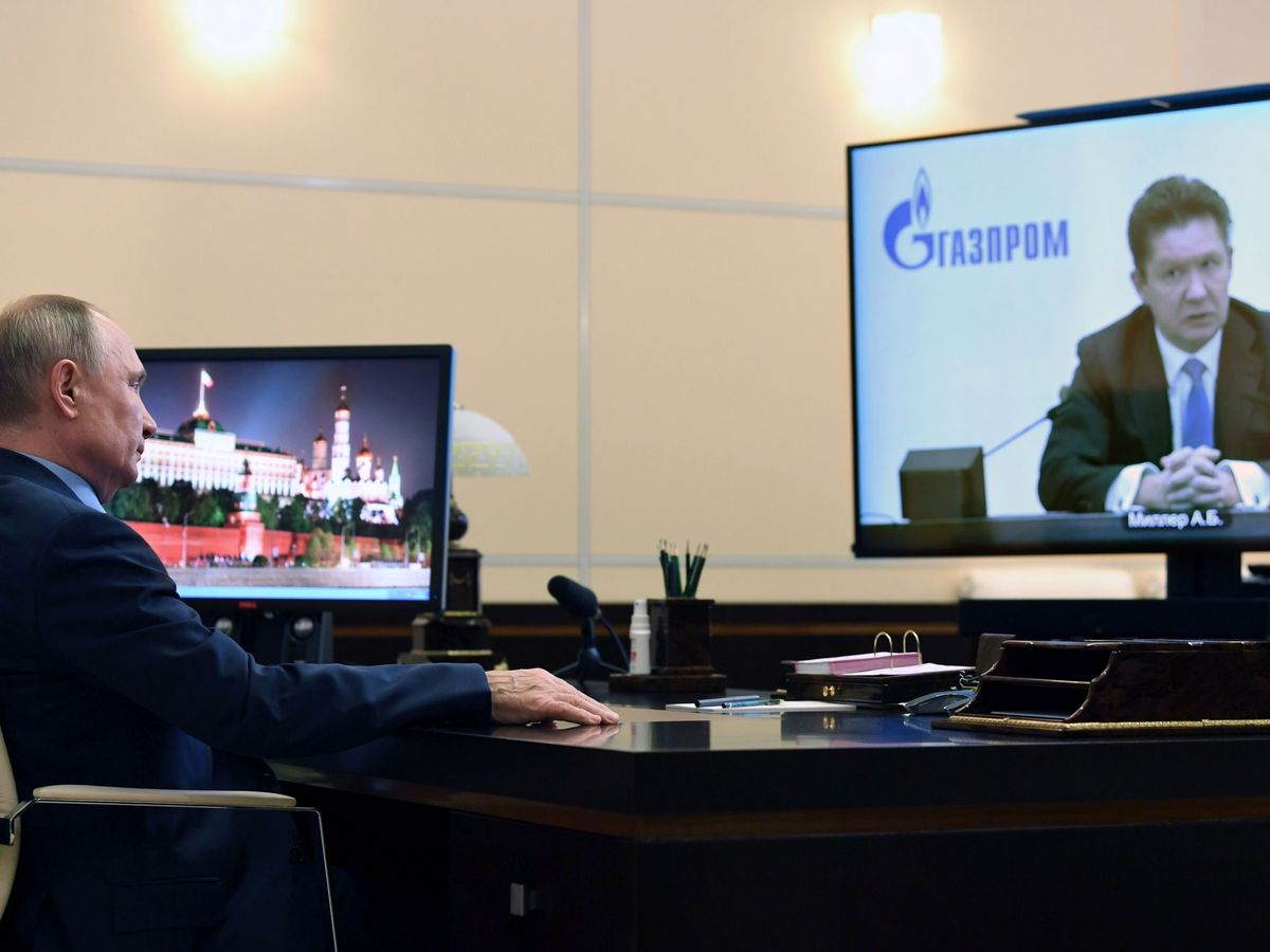 Foto: Putin en una 'call' con el CEO de Gazprom, Alexei Miller. (Reuters)