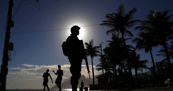 Foto: Un soldado brasileño patrulla cerca de la playa de Ipanema poco antes del Carnaval, en febrero de 2017. (Reuters)