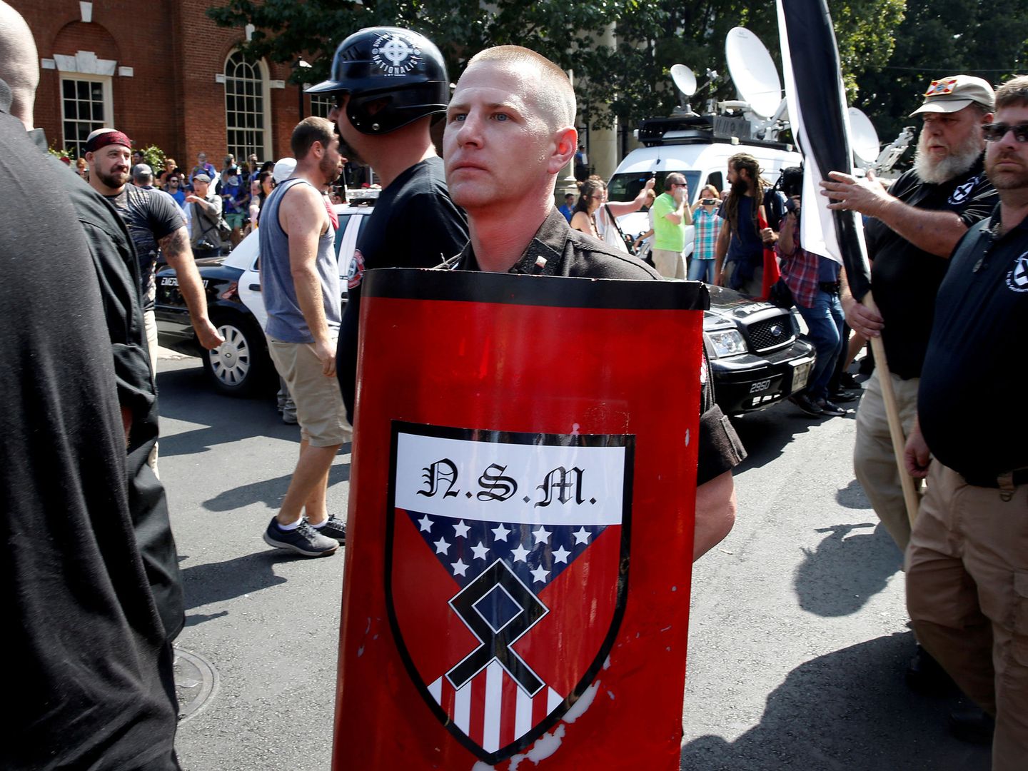 Un supremacista blanco con un escudo con el símbolo del National Socialist Movement en Charlottesville, Virginia. (Reuters)