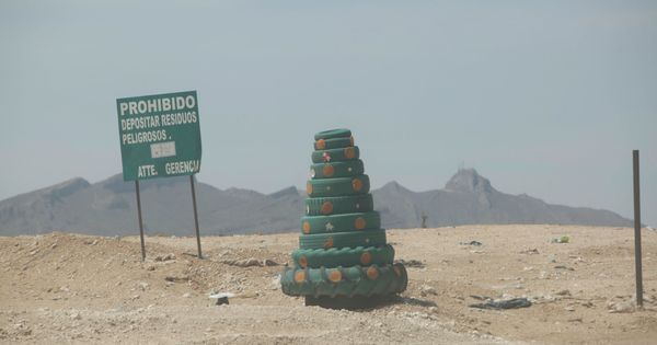 Foto: Un árbol de Navidad hecho de neumáticos a las afueras de Ciudad Juárez (José Luis González / Reuters)