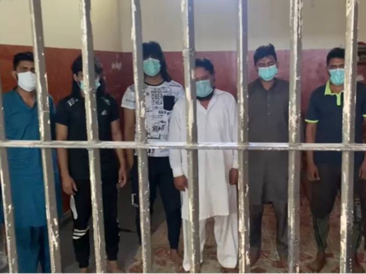Foto: Los seis arrestados por el asesinato de las hermanas de Terrasa. (Policía de Punjab)