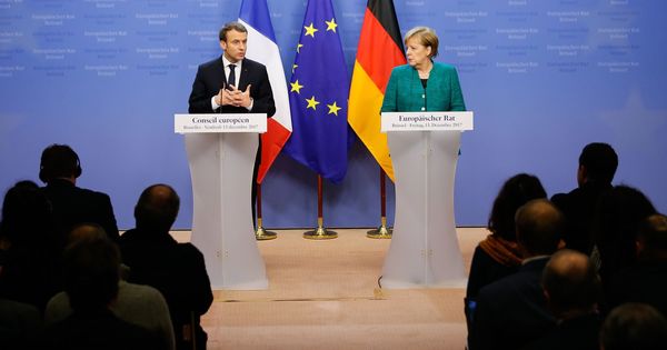 Foto: El presidente francés Emmanuel Macron y la canciller alemana Angela Merkel en una rueda de prensa conjunta en 2017. (EFE)