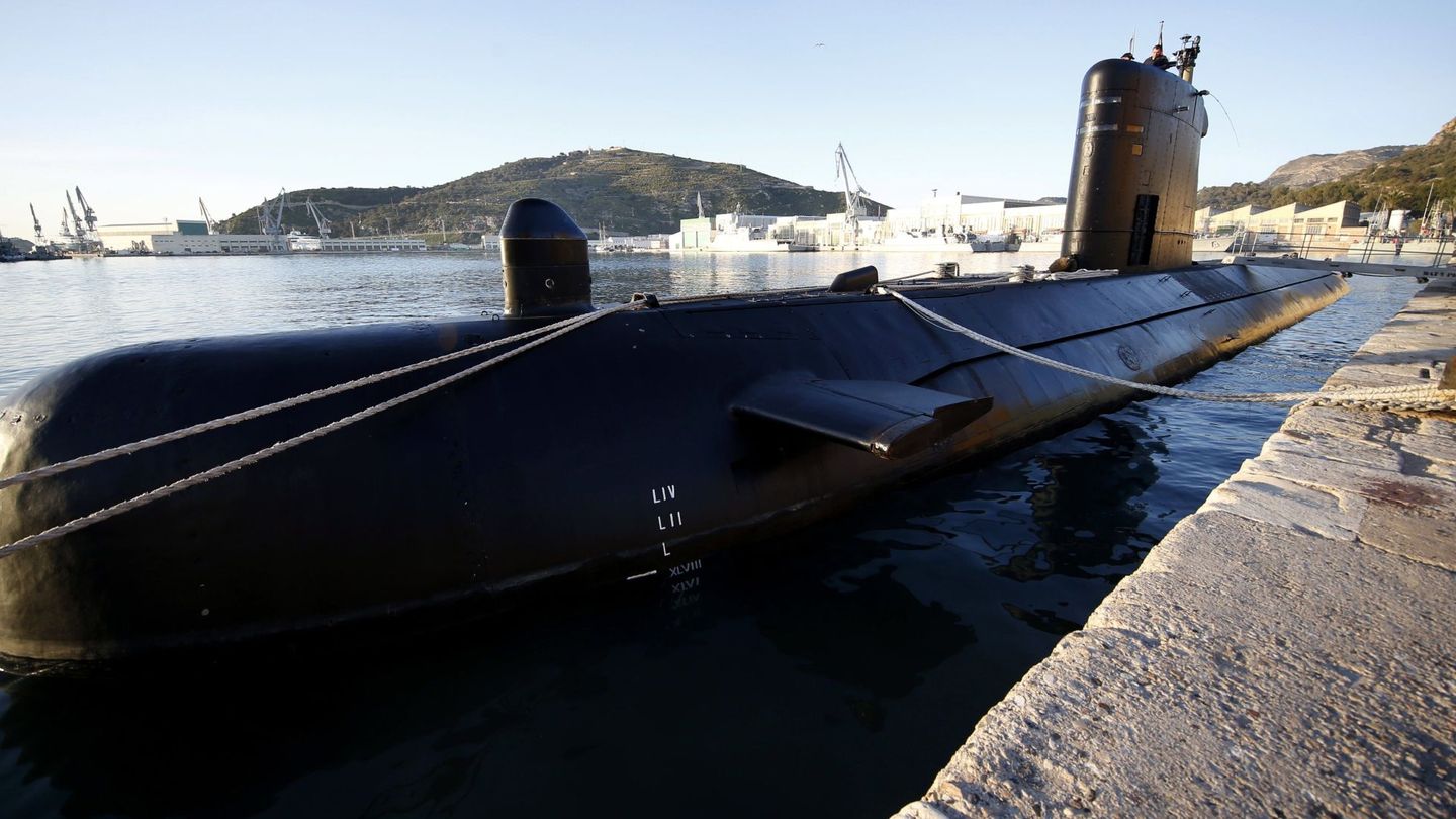 Submarino construido por Navantia, en el puerto de Cartagena. (EFE)