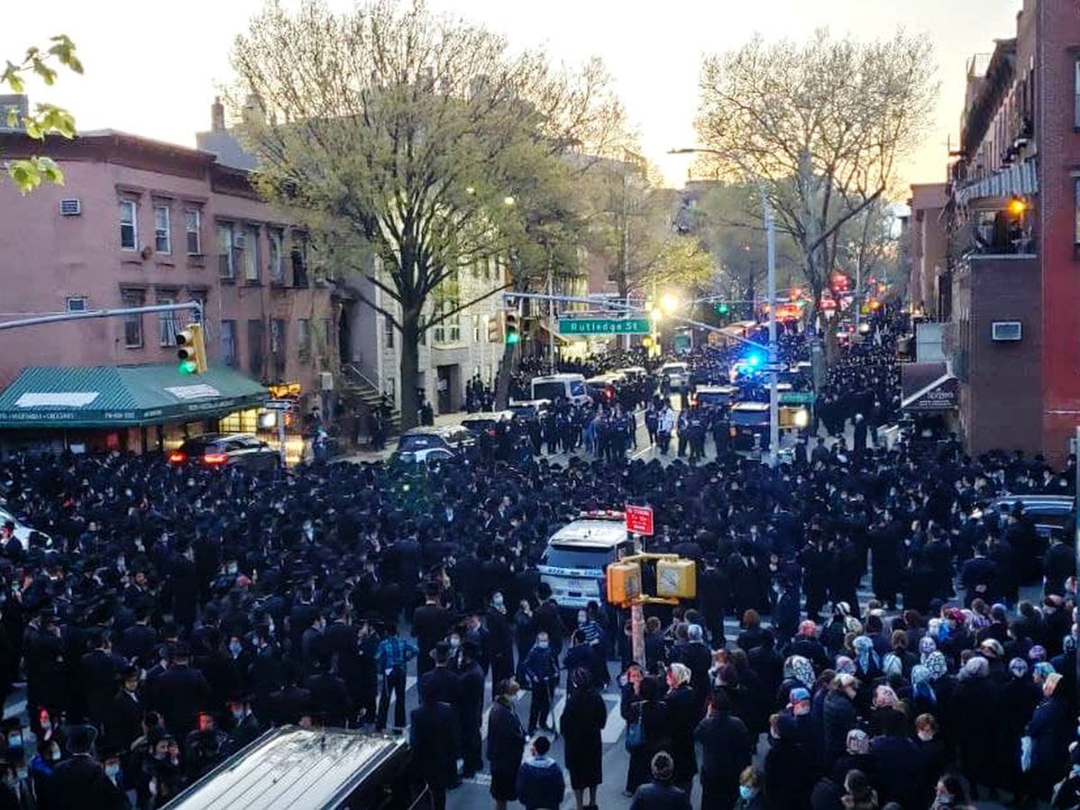 Foto: Funeral celebrado en Brooklyn por comunidad ultraortodoxa. (Twitter)