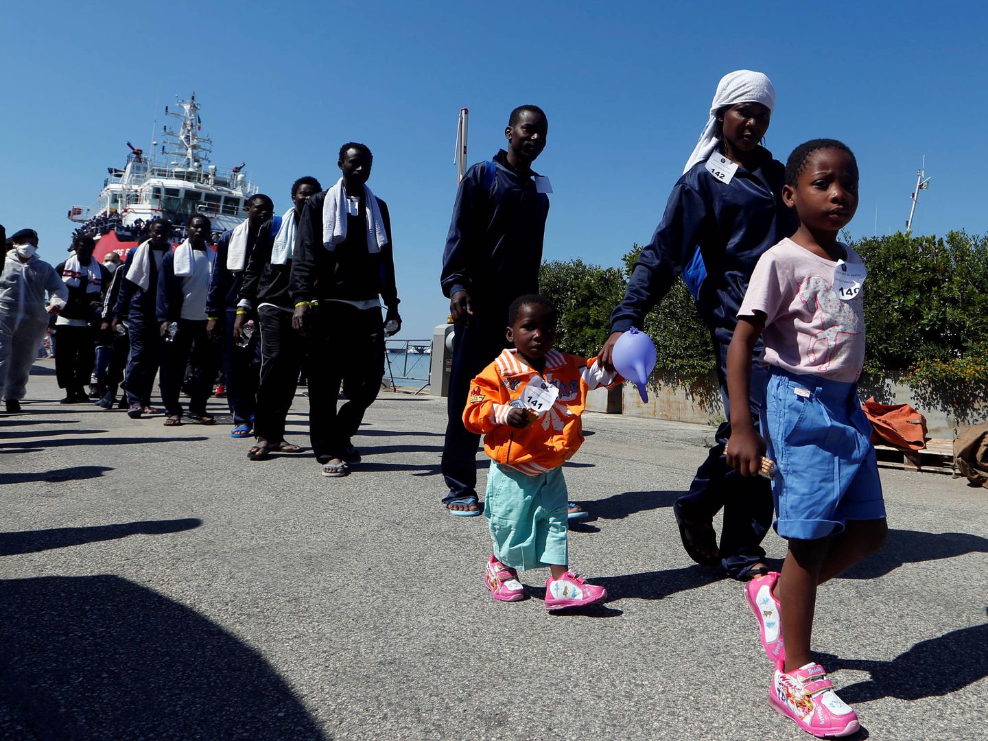 Migrantes desembarcan en Nápoles tras ser rescatados en el Mediterráneo. (Reuters)