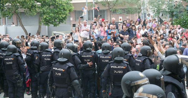 Foto: Agentes de la policía nacional forman un cordón policial en el IES Tarragona. L