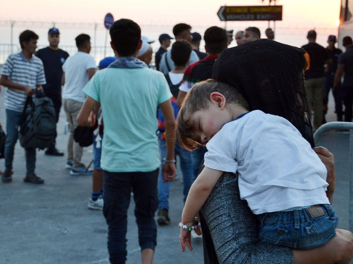Foto: Grupo de refugiados en Grecia. (EFE)
