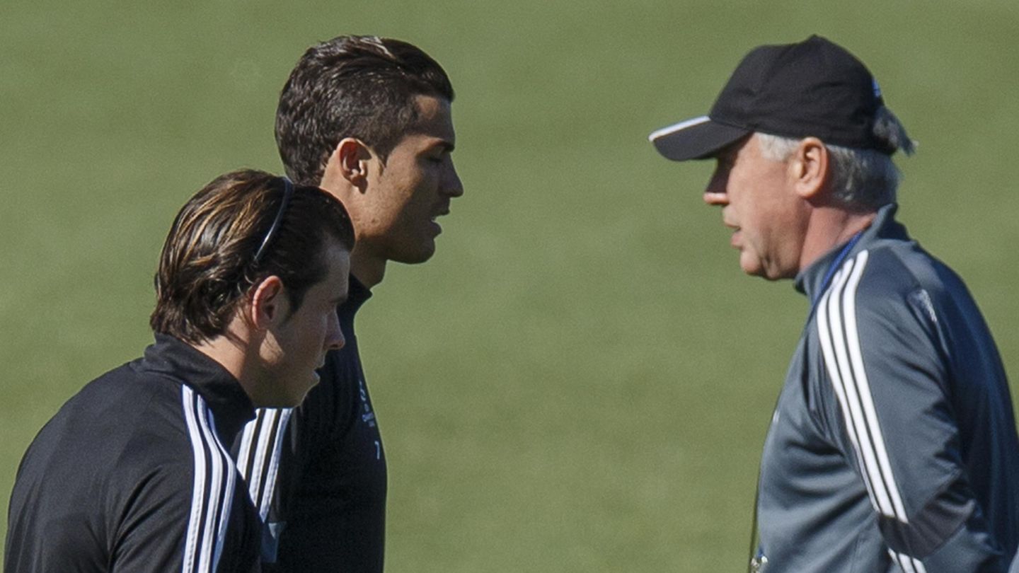 Ancelotti, Bale y Ronaldo, durante un entrenamiento en 2015. (Reuters)