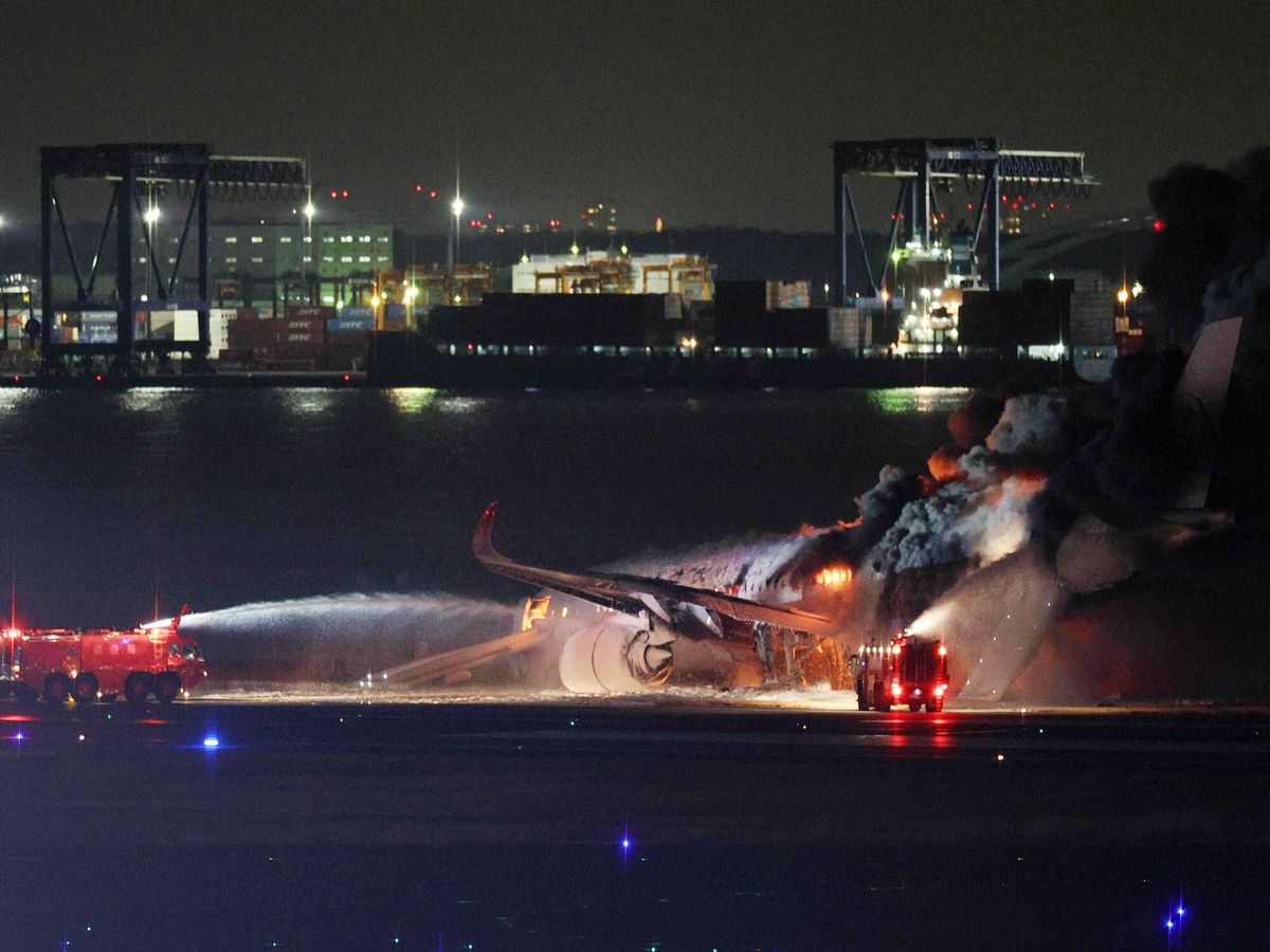 Foto: Imagen del avión incendiado en el aeropuerto japonés Haneda de Tokio. (EFE)