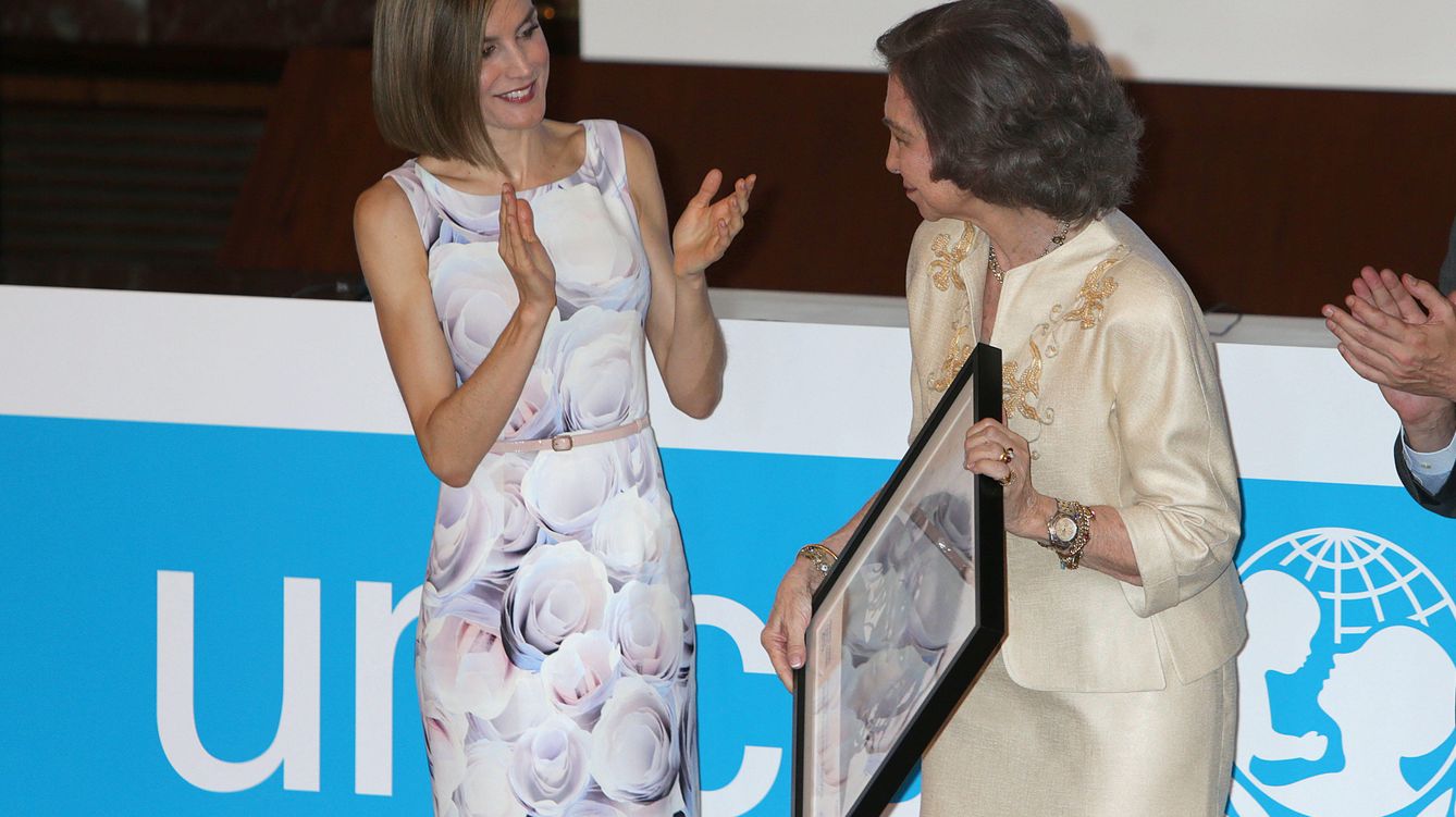 Foto: La Reina entregándole el premio UNICEF a su suegra (Gtres)