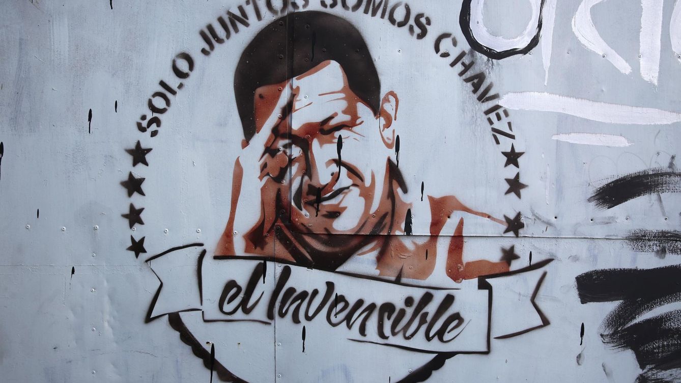 Foto: "Sólo juntos somos Chávez. El invencible", puede leerse en un grafiti de las calles de Caracas, Venezuela (Reuters)