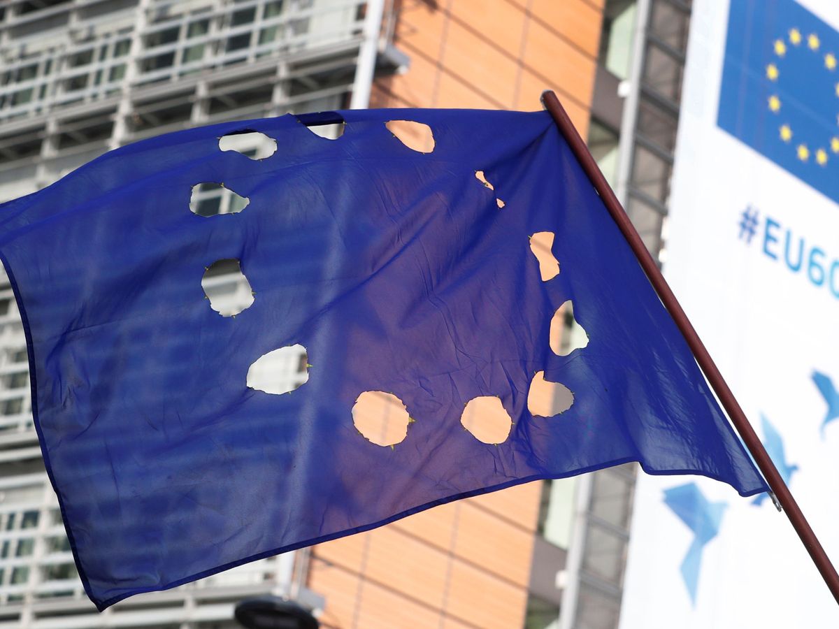 Foto: Bandera europea durante una manifestación frente a la Comisión Europea en Bruselas. (Reuters)
