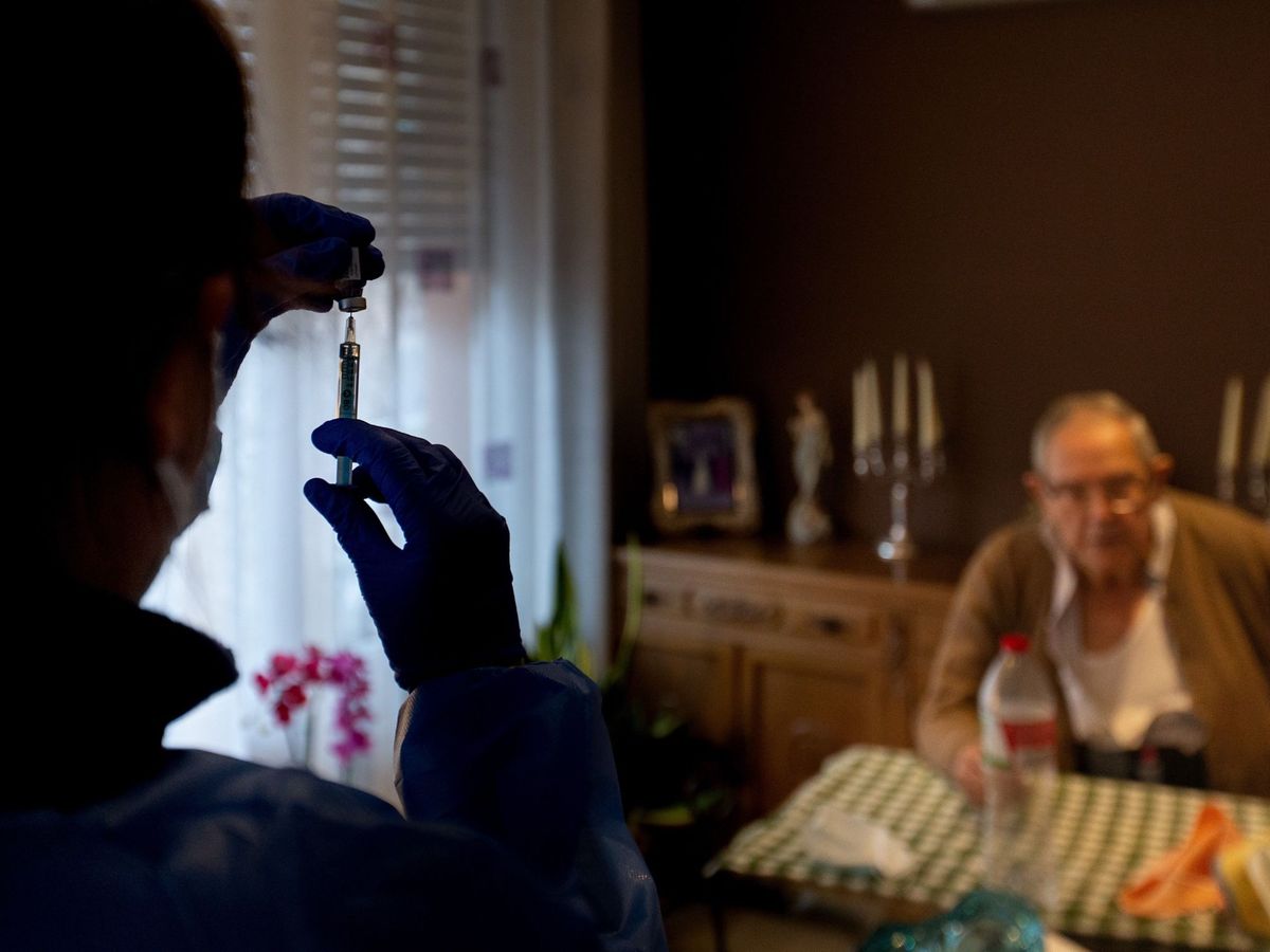 Foto: Vacunación de pacientes mayores en sus hogares en Cataliña. (EFE)