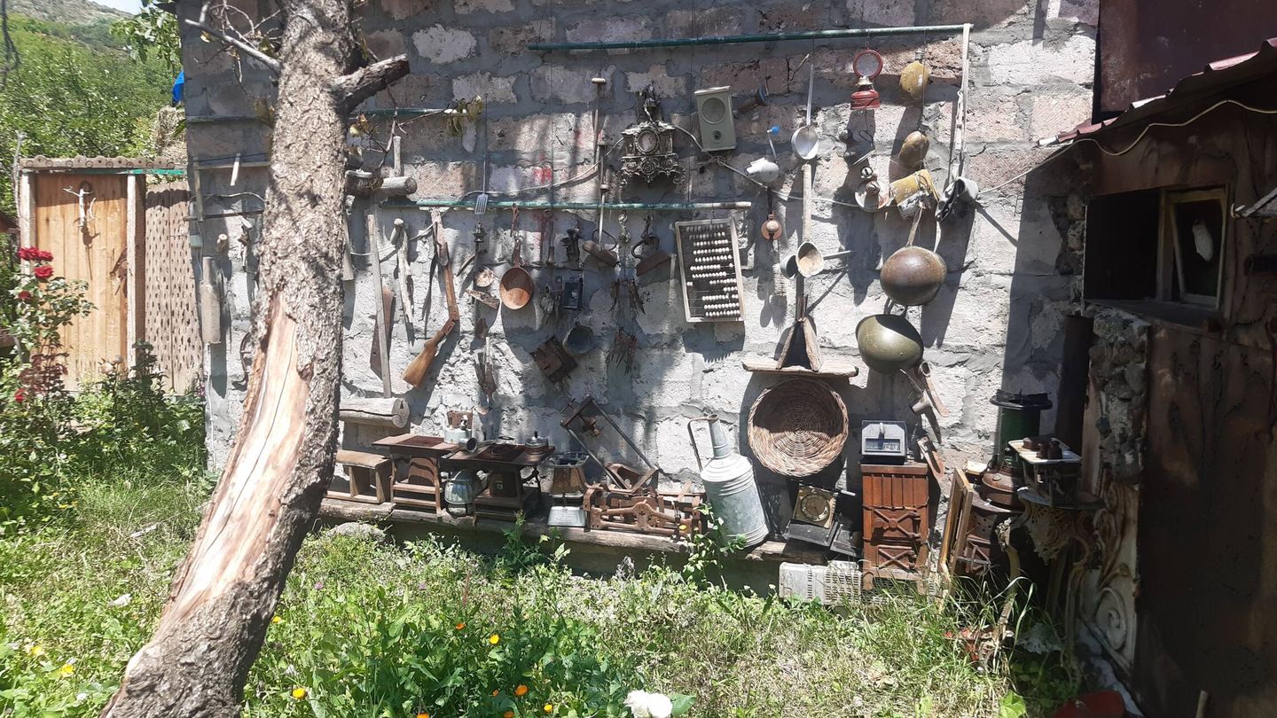 Una vista del jardín de los Parsamyan y sus objetos de trabajo artesanal. (Enrique Zamorano)