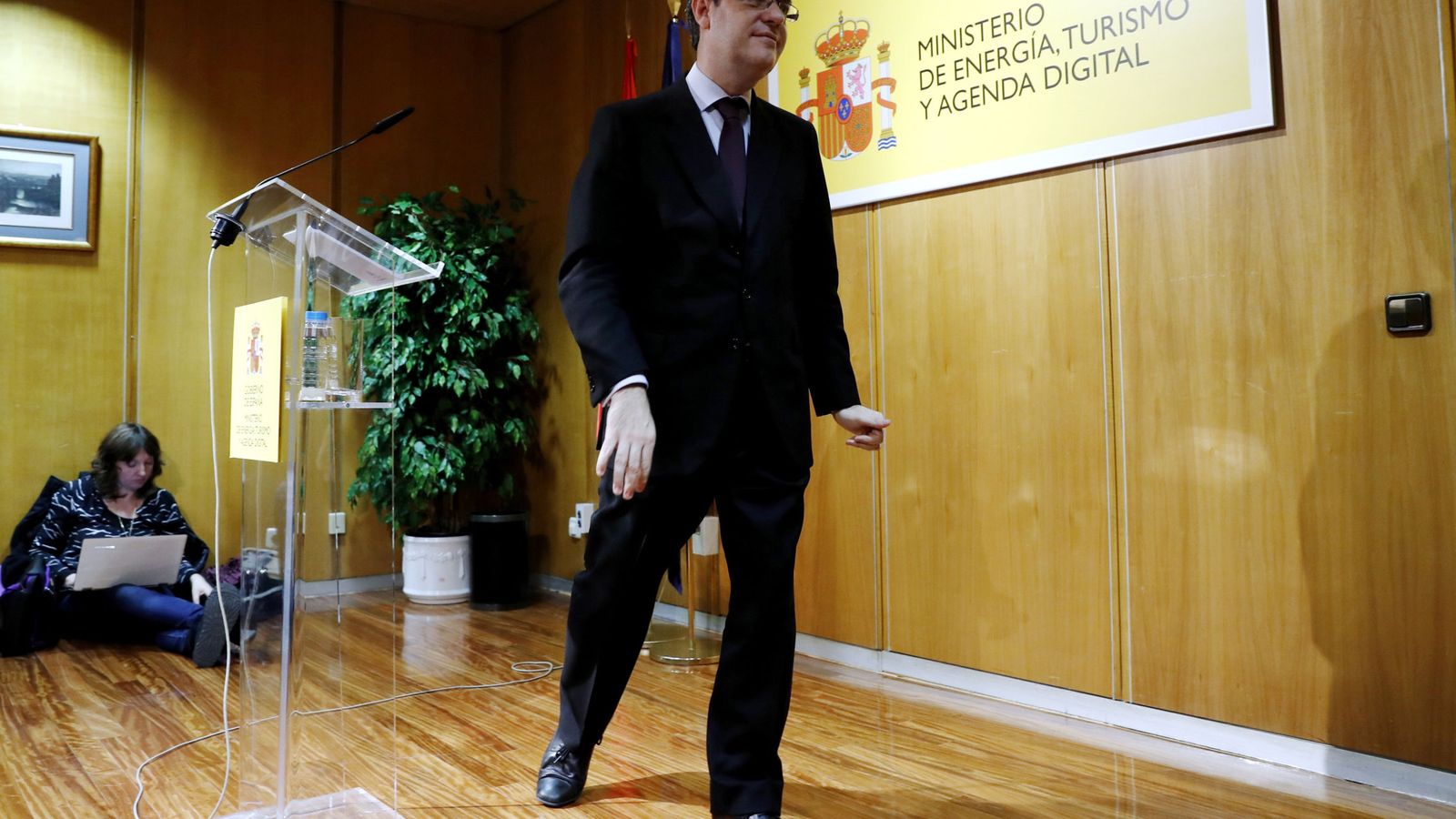 Foto: El ministro de Energía, Álvaro Nadal, tras la rueda de prensa ofrecida en la sede del ministerio. (EFE)