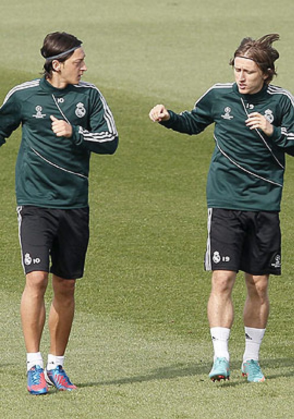 Foto: Essien, duda hasta última hora: Kaká, Modric y Özil podrían formar la medular titular