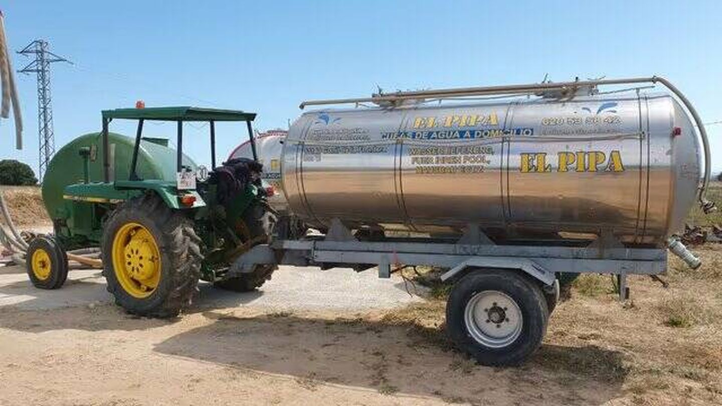 Un camión de El Pipa, conocido en el litoral de La Janda por suministrar agua a través de su empresa. (Cedida)