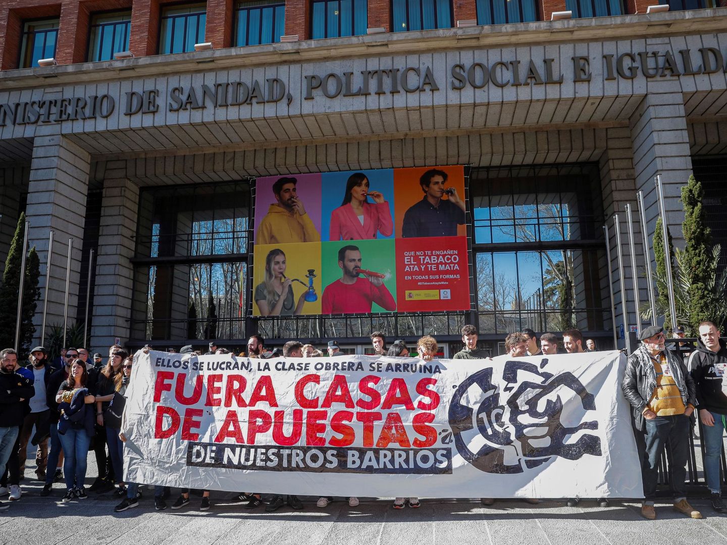 Protestas contra las casas de apuestas frente al Ministerio de Sanidad, Política Social e Igualdad en Madrid, sede de Consumo. (EFE)