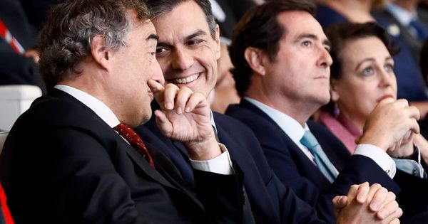 Foto: El presidente del Gobierno, Pedro Sánchez (c), acompañado por el presidente de la CEOE, Juan Rosell (i), y el presidente de Cepyme, Antonio Garamendi, durante la entrega de los V Premios Cepyme.