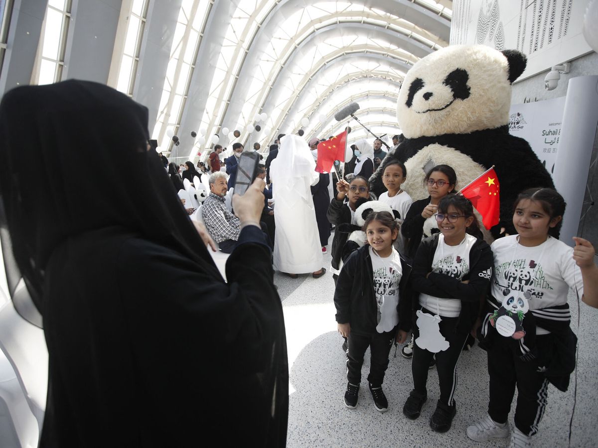 Foto: Niños posan junto al peluche chino gigante de un panda en Al Khor, Qatar. (Reuters/Hamad Mohammed) 