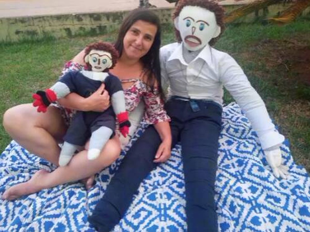Foto: Meirivone vive una vida feliz junto a su marido y a su hijo, que son muñecos (TikTok/@meirivonerocha)