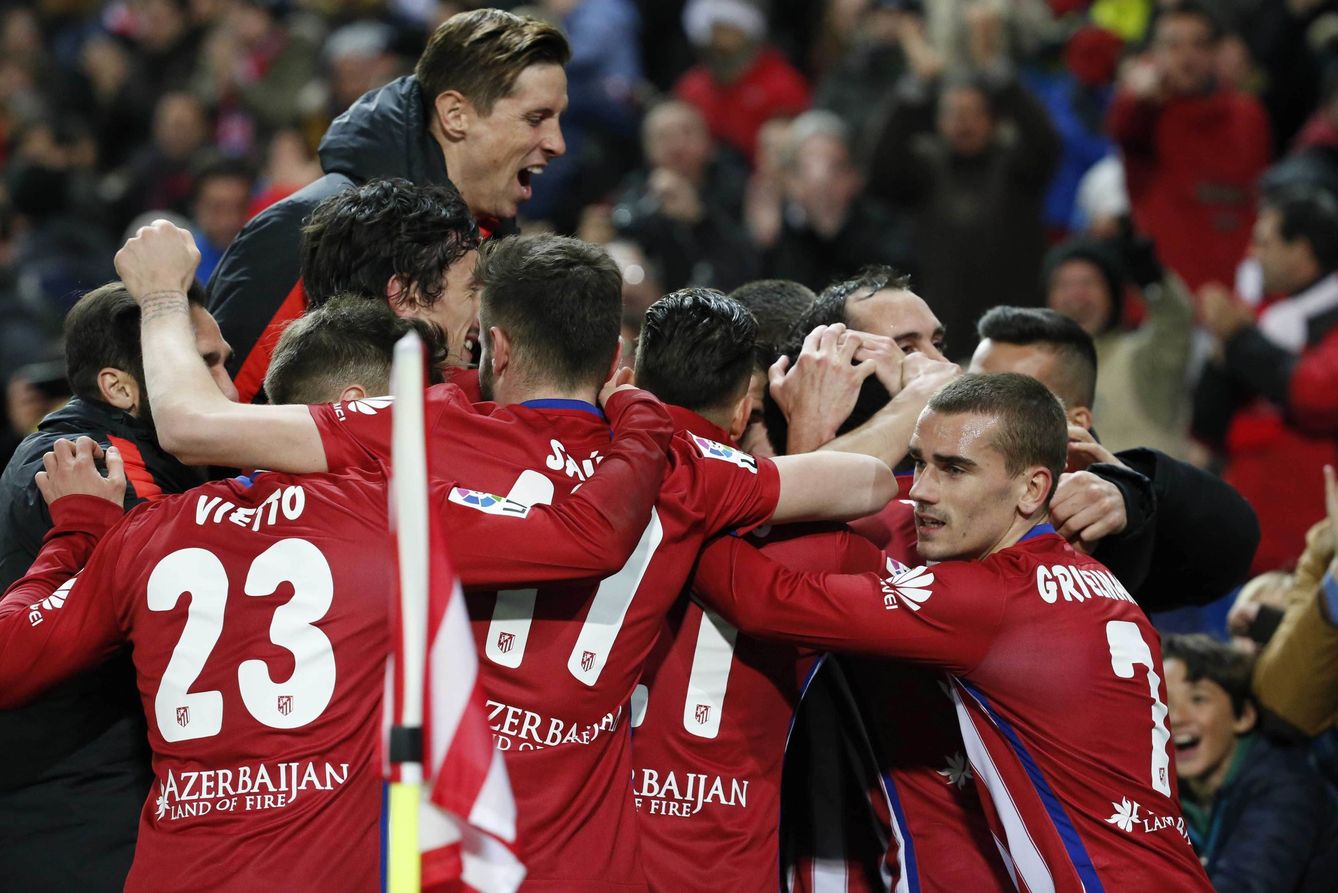 Fernando Torres celebrando desde el banquillo el gol de Thomas contra el Levante (Efe)